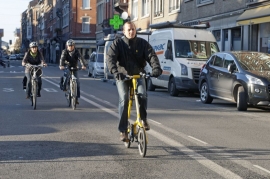 Cycliste dans la circulation à Namur