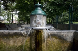Péruwelz - Parc communal Simon Fontaine des Brigittins. L'ensemble se compose de la fontaine proprement dite. L'eau retombe dans un premier bassin derrière lequel se trouve le bac du lavoir et au fond un abreuvoir indépendant.