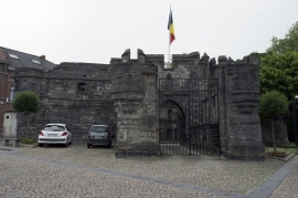 

L’entrée
sud-est du Château d’Antoing est protégée par un bolwerk (impressionnant
bastion fortifié) qui fut construit au XVe siècle par Jean de Melun, baron
d'Antoing.

Situé au
coeur de la ville d'Antoing, les origines du château remontent au XIIème
siècle.

