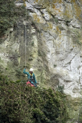 Thon-Samson - Inspection et nettoyage des rochers, pose de filets de sécurisation le long de la nationale 90