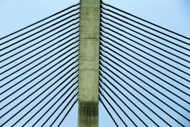 Pont Père Pire, Ben-Ahin.Le tablier a été construit parallèlement à la Meuse sur un cintre en même temps que la construction du pylône. Après installation et mise en tension des 40 haubans, l'ouvrage a été amené dans sa position définitive par  rotation de 70° autour de l'axe du pylône. D'un poids total de 16000 T, c'est l'ouvrage le plus lourd mis en place par rotation à l'époque de sa construction (1995-1997).