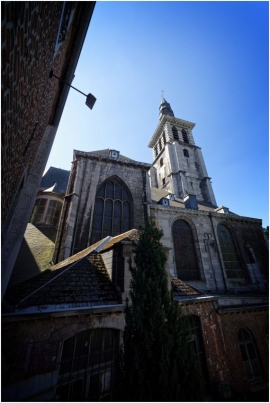 Vieux Namur, église Saint-Jean-Baptiste vue de la place Marché aux Légumes.