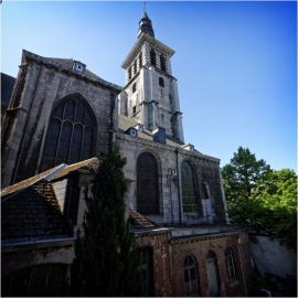 Vieux Namur, église Saint-Jean-Baptiste vue de la place Marché aux Légumes.