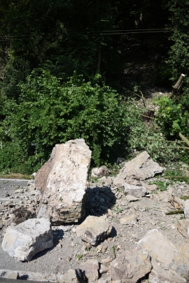 Un rocher d?une dizaine de tonnes s?est détaché de la colline et s?est écrasé sur la chaussée, à Hun (Anhée).