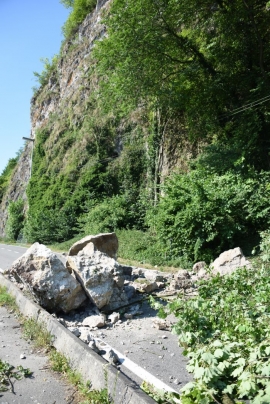 Un rocher d'une dizaine de tonnes s'est détaché de la colline et s'est écrasé sur la chaussée, à Hun (Anhée).
