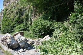 Un rocher d?une dizaine de tonnes s?est détaché de la colline et s?est écrasé sur la chaussée, à Hun (Anhée).