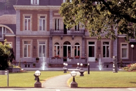  L'Elysette abrite les bureaux du ministre-Président wallon ainsi que sa résidence de fonction, elle est sur la rive droite de la Meuse à Jambes.