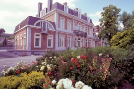  L'Elysette abrite les bureaux du ministre-Président wallon ainsi que sa résidence de fonction, elle est sur la rive droite de la Meuse à Jambes.