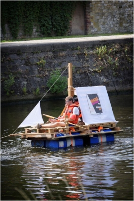 Dans le cadre du « village flottant » organisé par l'association des habitants du fleuve et le Cap festival à Namur, la première parade d'objets flottants hétéroclites, poétiques et ou artistiques aura lieu sur la Sambre à Namur.