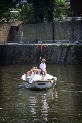 Dans le cadre du « village flottant » organisé par l'association des habitants du fleuve et le Cap festival à Namur, la première parade d'objets flottants hétéroclites, poétiques et ou artistiques aura lieu sur la Sambre à Namur.