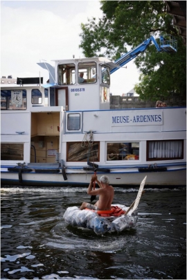 Dans le cadre du « village flottant » organisé par l'association des habitants du fleuve et le Cap festival à Namur, la première parade d'objets flottants hétéroclites, poétiques et/ou artistiques a eu lieu sur la Sambre à Namur.