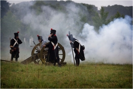 Reconstitution de la bataille de Wavre dite « la Bataille oubliée ». Les 18 et 19 juin 1815, Français (sous le commandement du Maréchal Grouchy) et Prussiens (sous les ordres du Général von Thielmann) se livrent des combats meurtriers se terminant par l'ultime victoire impériale. 