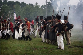 Reconstitution de la bataille de Wavre dite « la Bataille oubliée ». Les 18 et 19 juin 1815, Français (sous le commandement du Maréchal Grouchy) et Prussiens (sous les ordres du Général von Thielmann) se livrent des combats meurtriers se terminant par l'ultime victoire impériale. 
