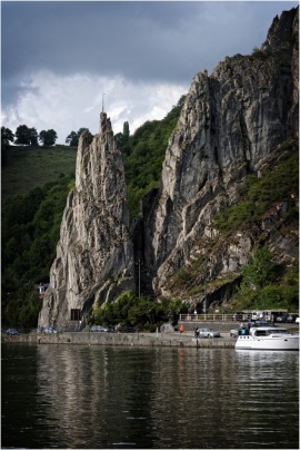 Dinant. Le rocher Bayard est une spectaculaire aiguille rocheuse d?une quarantaine de mètres de haut se trouvant en bord de Meuse.
