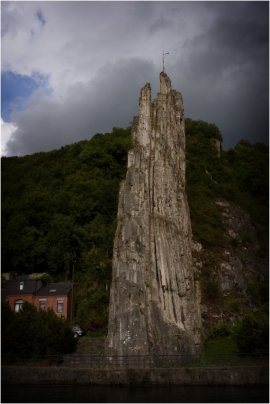 Dinant. Le rocher Bayard est une spectaculaire aiguille rocheuse d'une quarantaine de mètres de haut se trouvant en bord de Meuse.