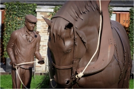 Sculpture de Gatien Dardenne, cheval de trait et homme (Rochehaut).