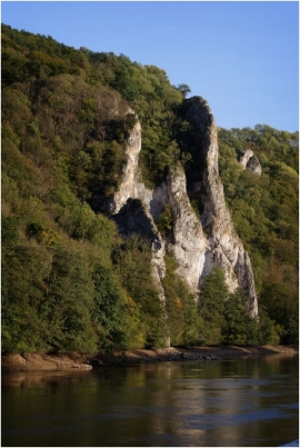 La Meuse en chômage et les rochers à Waulsort (Hastière).