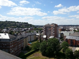 Vue depuis le toit du Secrétariat général du SPW vers Jambes et la citadelle de Namur.