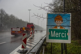 Travaux de mise Ã  trois bandes par le Service public de Wallonie de l'autoroute E42 Ã  hauteur d'Andenne (chantier Daussoulx-Andenne). Panneau de signalisation.