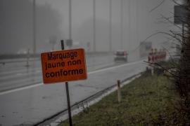 Travaux de mise Ã  trois bandes par le Service public de Wallonie de l'autoroute E42 Ã  hauteur d'Andenne (chantier Daussoulx-Andenne). Panneau de signalisation.