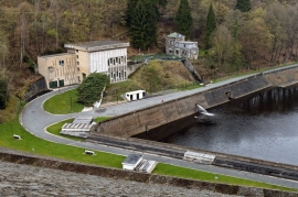 Le barrage de la Gileppe est un barrage hydraulique situÃ© dans la partie orientale de la forÃªt
du Hertogenwald, dans les Hautes-Fagnes belges. La retenue d'eau ainsi crÃ©Ã©e est
essentiellement alimentÃ©e par la Gileppe et le ruisseau Louba (ou Raboru)